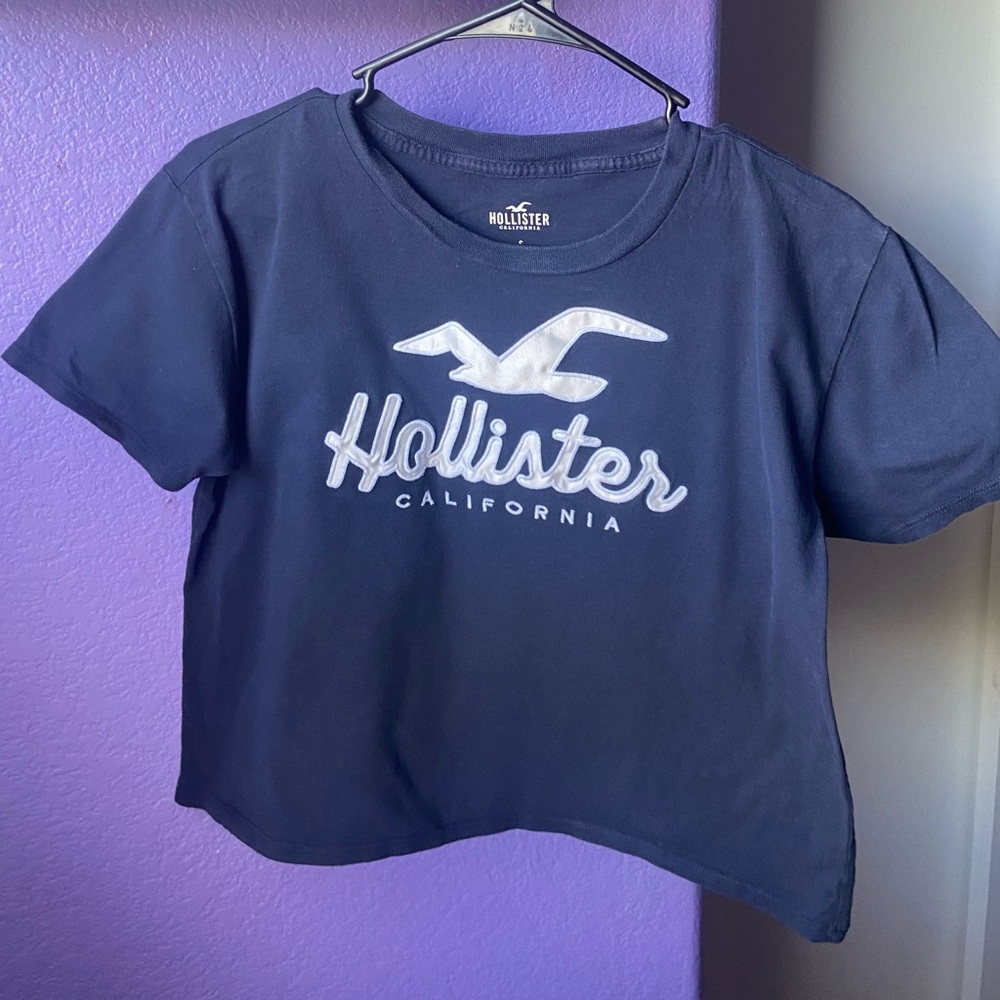 Women's Easy Embroidered Logo
Graphic Tee in Navy Size M